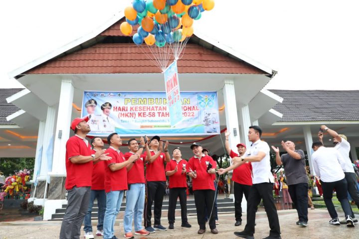 Bupati Bantaeng, Ilham Azikin membuka secara resmi gelaran menyambut Hari Kesehatan Nasional (HKN) ke-58 tingkat Kabupaten di Tribun Pantai Seruni Bantaeng, Rabu, 9 November 2022.