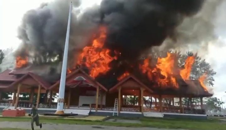 Tribun Lapangan Pemuda Benteng Selayar Terbakar,