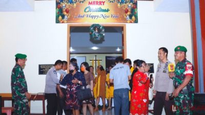 Personel gabungan saat melakukan pengamanan di Gereja Bulukumba.