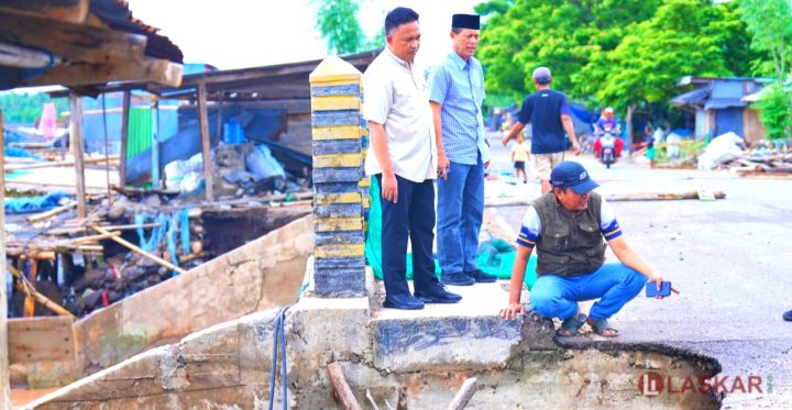 Bupati Bantaeng, DR Ilham Azikin memantau sejumlah ruas jalan di kawasan Pantai Seruni dan Kampung Cabodo yang terdampak Abrasi, Minggu, 25 Desember 2022