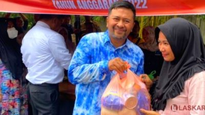 Kepala Dinas Perdagangan, Perindustrian, Koperasi dan UKM Bulukumba, Munthasir Nawir saat memberikan paket murah kepada masyarakat.