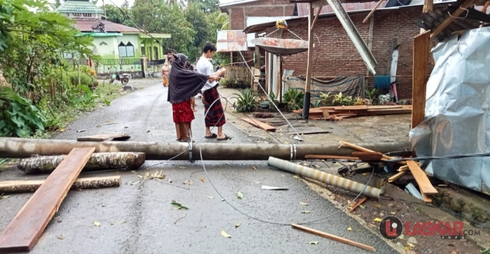 Rumah warga yang tertimpa tiang listrik.