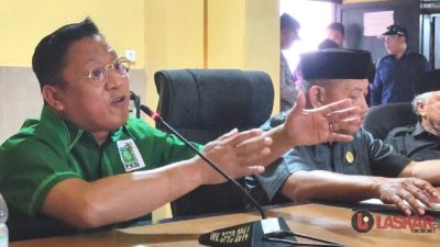 Anggota DPRD Bulukumba, Fahidin HDK saat menerima aspirasi masyarakat Desa Batukaropa belum lama ini.