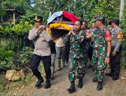 Kapolres Bulukumba dan Babinsa Usung Anggota Ke Pemakaman